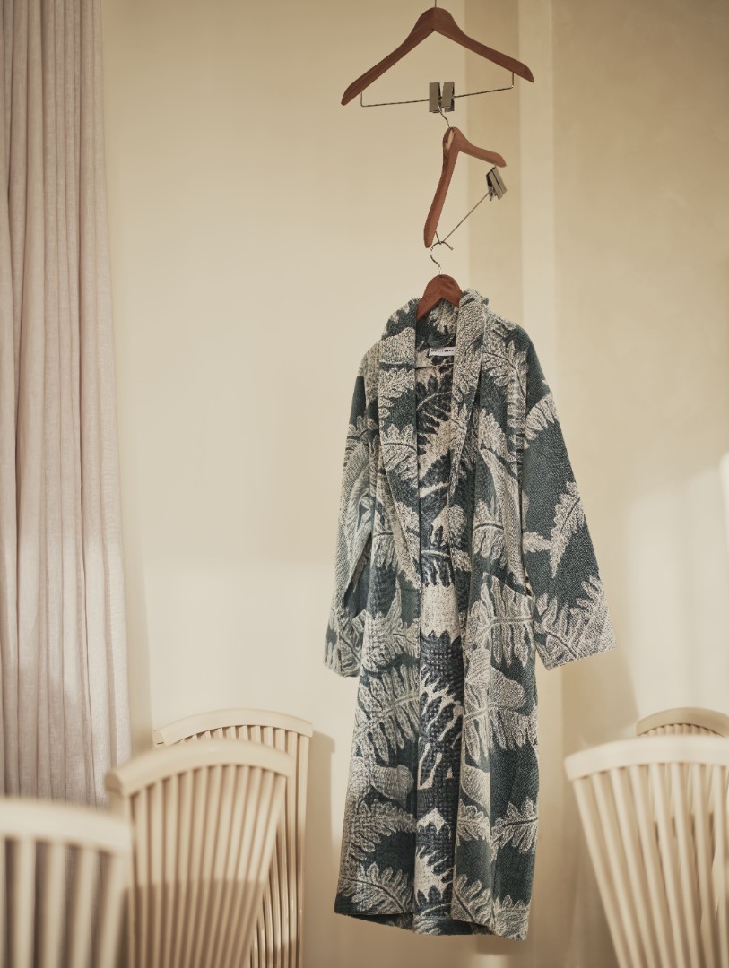 secondhand clothing image